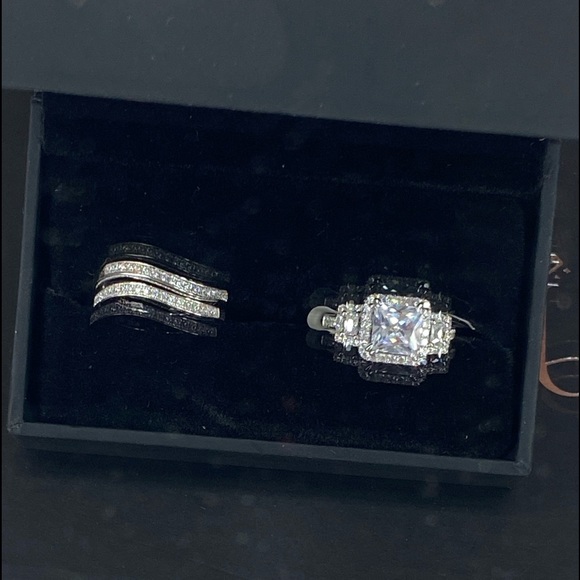 Beautiful Bridal Set in Platinum The Best Quality in Simulated Diamonds! 💎 💍 - Picture 2 of 6